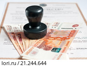 Печать и денежные купюры лежат на свидетельстве о постановке на учёт в налоговом органе. Стоковое фото, фотограф Игорь Низов / Фотобанк Лори