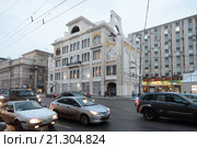 Москва, дом Сытина на Тверской и автомобильный поток по направлению в центр (2016 год). Редакционное фото, фотограф Дмитрий Неумоин / Фотобанк Лори