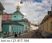 Городской пейзаж с Храмом Троицы Живоначальной в Серебряниках, г. Москва, ул. Яузская (2015 год). Стоковое фото, фотограф Михаил Широков / Фотобанк Лори