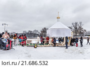 Крещение. Крещенская купель в Санкт-Петербурге. Люди окунаются в ледяную воду (2016 год). Редакционное фото, фотограф Галина Ермолаева / Фотобанк Лори