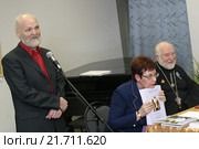 Прозаик Крупин Владимир Николаевич в Балашихинской картинной  галерее (2007 год). Редакционное фото, фотограф Дмитрий Неумоин / Фотобанк Лори