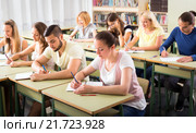 Group of students in classroom. Стоковое фото, фотограф Яков Филимонов / Фотобанк Лори