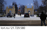 Вечерний вид на городской парк и новогоднюю елку, город Подольск (2015 год). Редакционное видео, видеограф Яна Королёва / Фотобанк Лори