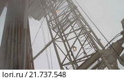 Бурение в месте залежей нефти. Стоковое видео, видеограф Илья Насакин / Фотобанк Лори