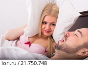 wife with husband snoring in sleep. Стоковое фото, фотограф Яков Филимонов / Фотобанк Лори