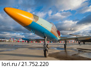 Аэро Л-39 «Альбатрос» (Aero L-39 Albatros) чехословацкий учебно-боевой самолёт на стоянке в парке Патриот, вид снизу (2015 год). Редакционное фото, фотограф Малышев Андрей / Фотобанк Лори