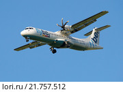 Самолет ATR 72-500 (OH-ATN) компании  Flybe Nordic перед посадкой в аэропорту Пулково (2015 год). Редакционное фото, фотограф Виктор Карасев / Фотобанк Лори