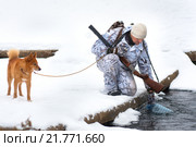 Охотник набирает воду из зимней реки. Стоковое фото, фотограф Павел Родимов / Фотобанк Лори