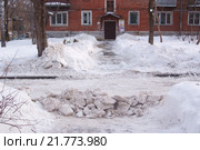 Уборка придомовой территории. Стоковое фото, фотограф Olga Far / Фотобанк Лори