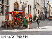 Продажа орехов с добавками около ресторана "Olde Hansa" в Таллине (2015 год). Редакционное фото, фотограф Бурмистрова Ирина / Фотобанк Лори