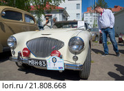 Автомобиль Austin-Healey-100 Le Man"s 1955г. на параде ретроавтомобилей. Савонлинна, Финляндия (2015 год). Редакционное фото, фотограф Виктор Карасев / Фотобанк Лори