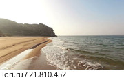 Полет над берегом моря. Крым. Генеральские пляжи. Золотое, Курортное. Стоковое видео, видеограф Анатолий Типляшин / Фотобанк Лори