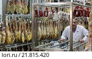 Middle age technologist posing with wurst and jamon at farm. Стоковое видео, видеограф Яков Филимонов / Фотобанк Лори