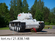 Танк КВ-1 "Ленинградец" в зимней окраске, установленный у музея-диорамы «Прорыв блокады Ленинграда» (2015 год). Редакционное фото, фотограф Виктор Карасев / Фотобанк Лори