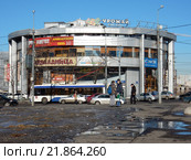 Торгово-развлекательный центр у метро Юго-Западная. Улица Покрышкина, 2, корпус 1. Москва, 2016 год. Редакционное фото, фотограф lana1501 / Фотобанк Лори