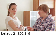 Mother and adult daughter after quarrel. Стоковое видео, видеограф Яков Филимонов / Фотобанк Лори