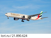 Самолет Boeing 777--31HER (A6-EGO ) Emirates Airline на глиссаде (2016 год). Редакционное фото, фотограф Виктор Карасев / Фотобанк Лори