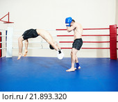 Muay thai sportsman fighting at boxing ring. Стоковое фото, фотограф Дмитрий Калиновский / Фотобанк Лори