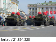 Колонна ракетных пусковых установок С-300ПМ в марше на Дворцовой площади. Репетиция парада в честь Дня Победы в Санкт-Петербурге (2015 год). Редакционное фото, фотограф Виктор Карасев / Фотобанк Лори