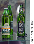 Бутылка с пивом "Kilikia 1952" на стеклянной витрине (2015 год). Редакционное фото, фотограф Александр Замараев / Фотобанк Лори