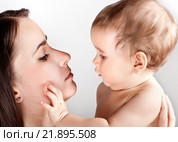 Малыш с мамой. Стоковое фото, фотограф Элина Гаревская / Фотобанк Лори