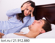 Angry girl tired of loud boyfriend snore. Стоковое фото, фотограф Яков Филимонов / Фотобанк Лори