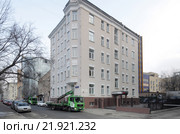 Москва, автоэвакуатор на парковке автомобилей улица Капельский переулок (2016 год). Редакционное фото, фотограф Дмитрий Неумоин / Фотобанк Лори