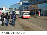 Бесплатный автобус курсирует от метро "Мякинино" до ТЦ "ТВОЙ ДОМ". Город Красногорск. Московская область (2016 год). Редакционное фото, фотограф lana1501 / Фотобанк Лори