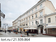 Москва, фасады домов в Камергерском переулке по четной стороне (2015 год). Редакционное фото, фотограф Дмитрий Неумоин / Фотобанк Лори