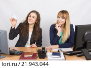Две молодые девушки работают в офисе, одна сделала бумажный самолет, вторая удивленно смотрит в кадр. Стоковое фото, фотограф Иванов Алексей / Фотобанк Лори