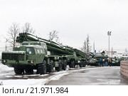 Боевая машина реактивной системы 9А52 залпового огня Смерч на фоне военной техники. В Туле возле музея оружия зимой (2016 год). Редакционное фото, фотограф Игорь Низов / Фотобанк Лори