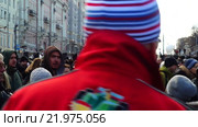 Демонстрация посвященная памяти политика Бориса Немцова. Москва, 27 февраля 2016 года. Люди, только что прошедшие через рамки металлоискателей. People have just passed the gates of metal detectors. Редакционное видео, видеограф Георгий Дзюра / Фотобанк Лори