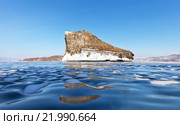 Байкал. Малое Море. Скалы полуострова Кобылья Голова. Лед, застывший волнами у мыса Хорин-Ирги. Стоковое фото, фотограф Виктория Катьянова / Фотобанк Лори