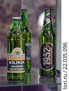 Бутылка с пивом "Kilikia" на стеклянной витрине (2015 год). Редакционное фото, фотограф Александр Замараев / Фотобанк Лори