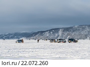 Рыбаки на автомобилях на морском льду. Стоковое фото, фотограф Антон Афанасьев / Фотобанк Лори