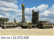 Зенитно-ракетные комплексы С-300 и Бук на Международном военно-техническом форуме "Армия-2015". Кубинка, военно-патриотический парк "Патриот" Редакционное фото, фотограф Игорь Долгов / Фотобанк Лори