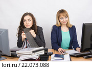 Девушки коллеги в офисе, одна ненавидит работу, второй нравится работа. Стоковое фото, фотограф Иванов Алексей / Фотобанк Лори