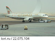 Буксировка самолета Airbus A320-232 (A6-EIR) Etihad Airways в аэропорту Абу-Даби (2015 год). Редакционное фото, фотограф Виктор Карасев / Фотобанк Лори