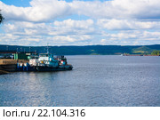 Буксир-кантовщик "Рейдовый 35" и одновинтовой толкач - буксир "Городец" на приколе у причала города Нижнекамск, республика Татарстан. Панорама реки Кама (2015 год). Редакционное фото, фотограф Наталья Федорова / Фотобанк Лори