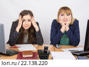 Две сотрудницы офиса сидят с подавленным и испуганным видом. Стоковое фото, фотограф Иванов Алексей / Фотобанк Лори