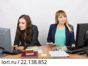 В офисном помещении работают с деньгами две сотрудницы за одним столом. Стоковое фото, фотограф Иванов Алексей / Фотобанк Лори