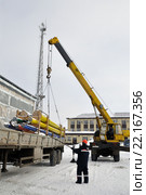 Погрузка опоры аварийного резерва ЛЭП 110кВ в кузов автомобиля (2016 год). Редакционное фото, фотограф Александр Тараканов / Фотобанк Лори