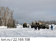 Бригада осматривает место выгрузки опоры аварийного резерва ЛЭП 110кВ (2016 год). Редакционное фото, фотограф Александр Тараканов / Фотобанк Лори