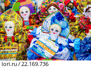 Тряпичные куклы в национальной русской одежде и кокошниках на уличном прилавке в городе Суздале, Владимирская область, Россия (2016 год). Редакционное фото, фотограф Николай Винокуров / Фотобанк Лори