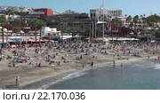 Пляж Ла Пинта (La Pinta) рядом с портом Пуэрто Колон (Puerto Colon) в городе Коста Адехе (Costa Adeje). Тенерифе, Канарские острова, Испания (2016 год). Редакционное видео, видеограф Кекяляйнен Андрей / Фотобанк Лори