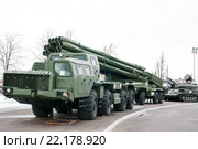 Боевая машина реактивной системы 9А52 залпового огня Смерч. Экспозиция военной техники возле музея оружия в Туле (2016 год). Редакционное фото, фотограф Игорь Низов / Фотобанк Лори