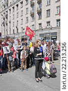 9 мая 2015 года. Акция "Бессмертный полк". Съемка сюжета для Первого канала телевидения. Тверская улица, Москва. Редакционное фото, фотограф Илюхина Наталья / Фотобанк Лори