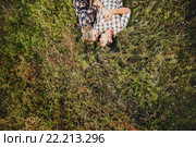 Влюбленная пара лежит на траве. Стоковое фото, фотограф Елена Серебрякова / Фотобанк Лори