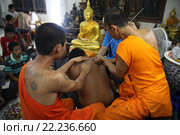 Буддийский монах делает традиционные татуировки, Nakhon Chai, Таиланд (2013 год). Редакционное фото, фотограф Alexey / Фотобанк Лори