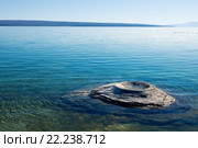 Fishing Cone, гейзер в озере, Йеллоустонский национальный парк в Соединенных Штатах (2015 год). Стоковое фото, фотограф Ирина Кожемякина / Фотобанк Лори